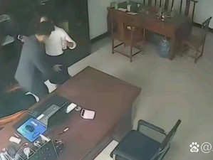 震惊一男子竟在办公室做出这种事