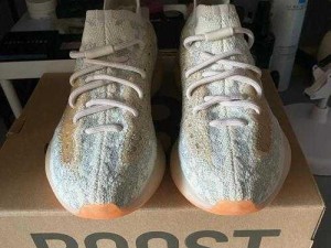 YEEZY380 蜜桃粉和白色 5 BOOST 运动鞋，独特配色与舒适脚感的完美结合